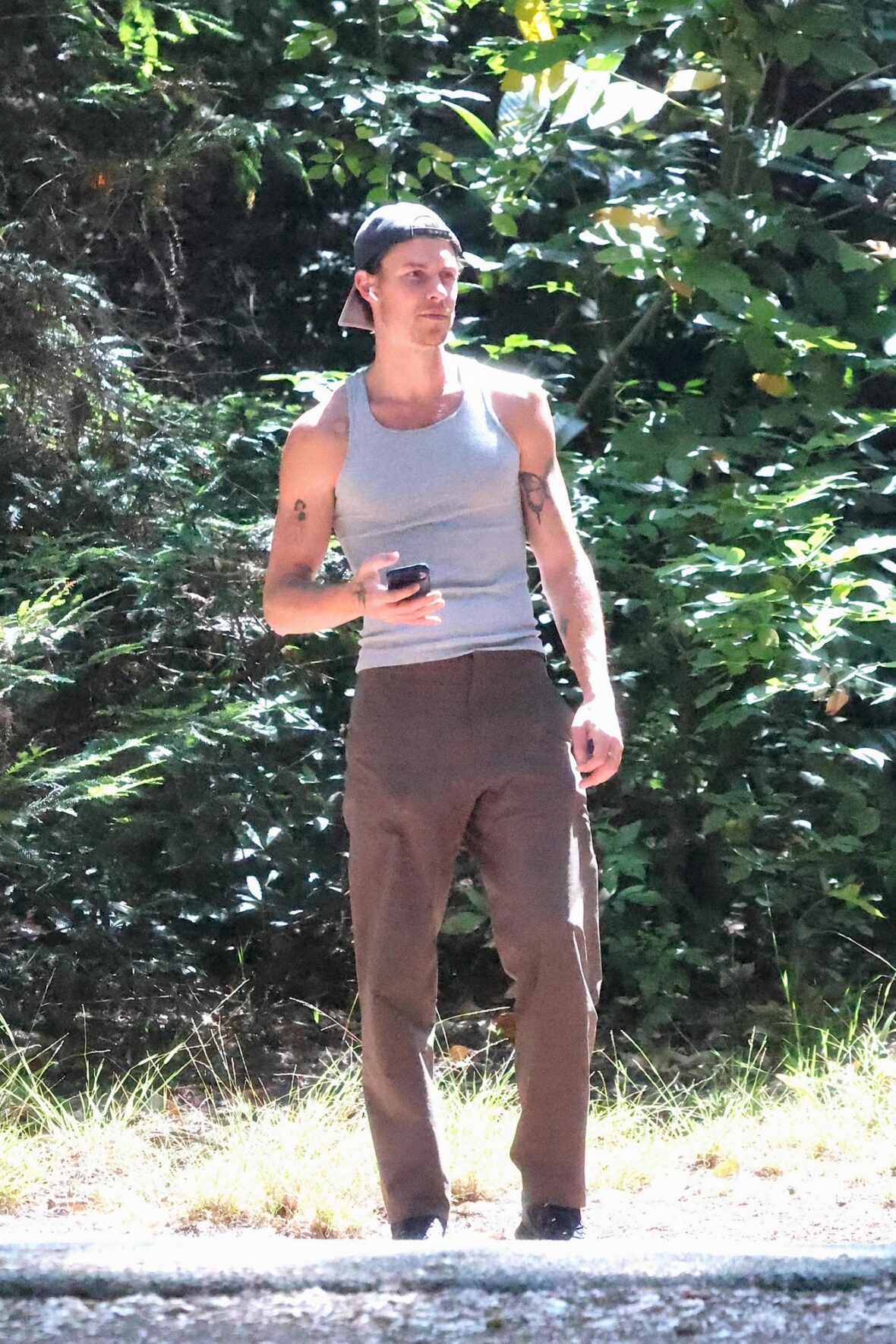 Shawn Mendes faz caminhada solo em Los Angeles