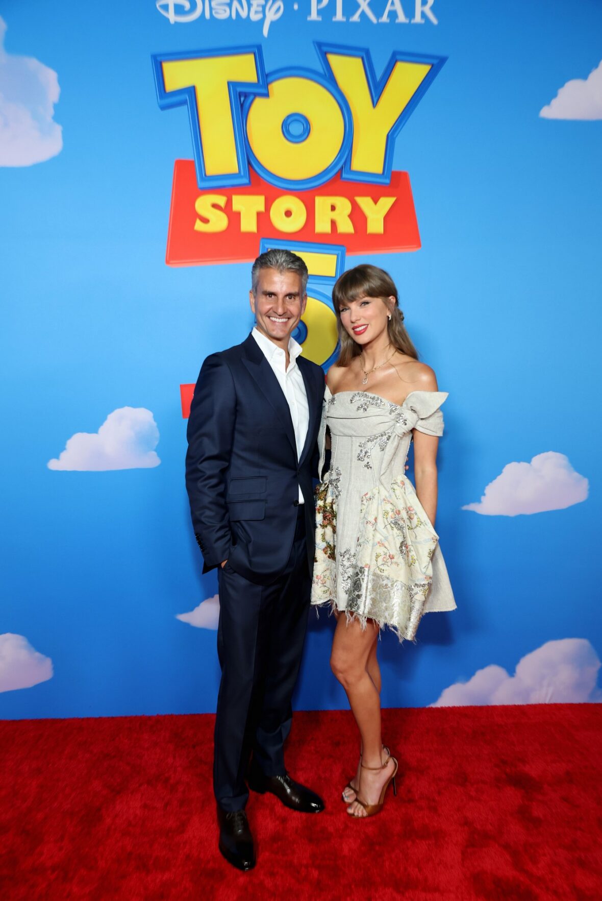 Taylor Swift e Josh D'Amaro na estreia de Toy Story 5