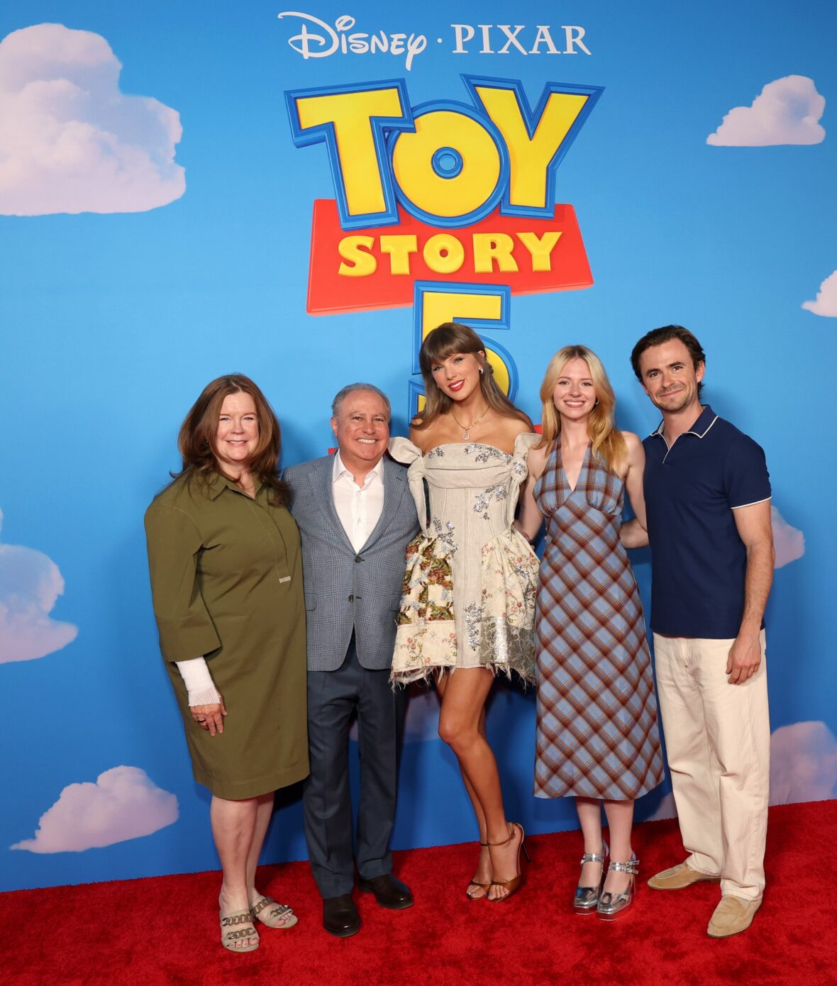 Taylor Swift com executivos da Disney na estreia de Toy Story 5