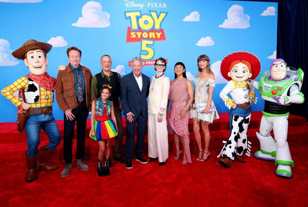 Taylor Swift com elenco de Toy Story 5 na estreia em Los Angeles