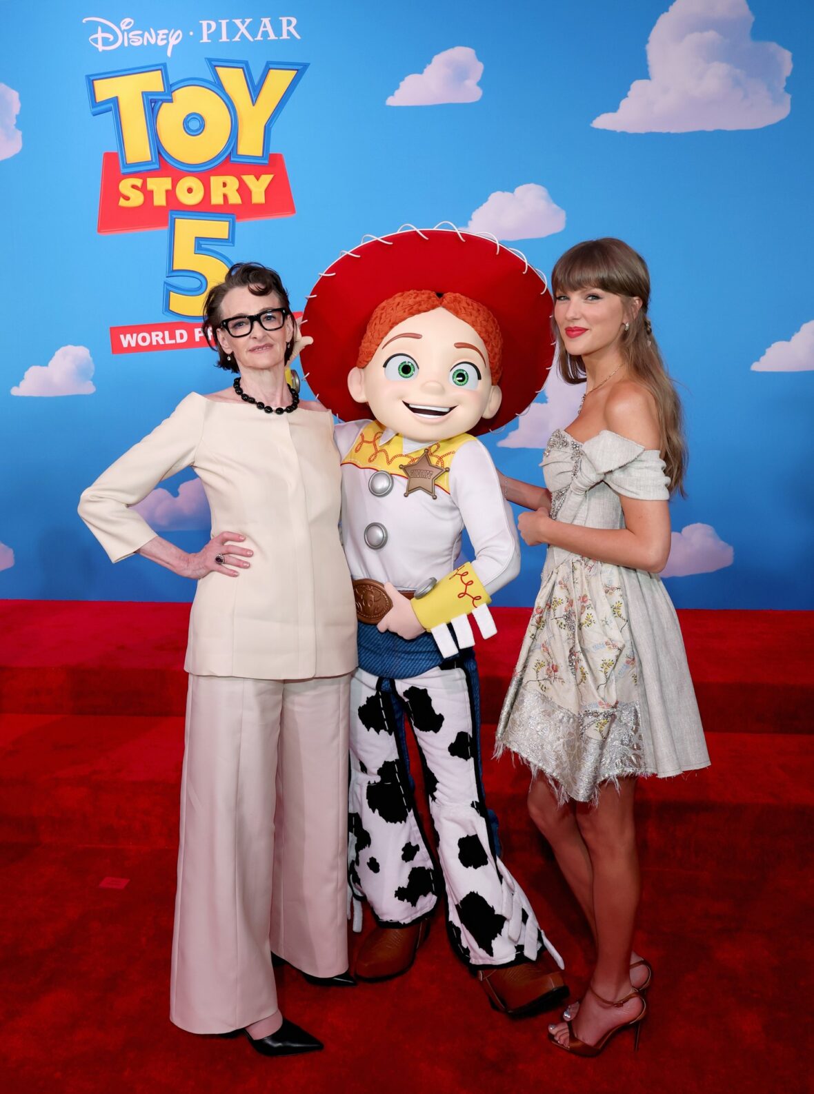 Taylor Swift e Joan Cusack na estreia de Toy Story 5