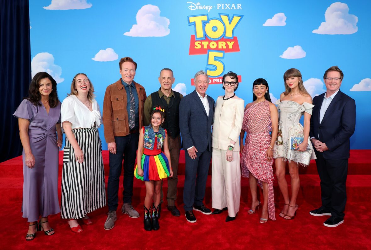 Taylor Swift com estrelas de Toy Story 5 na estreia de Toy Story 5