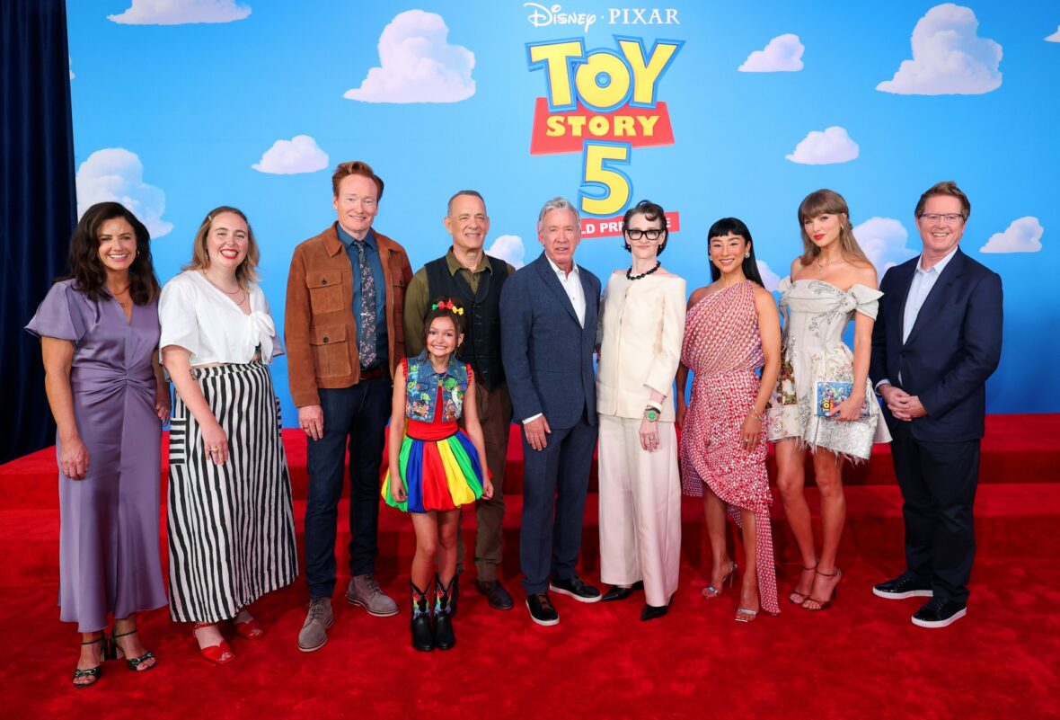 Taylor Swift com estrelas de Toy Story 5 na estreia de Toy Story 5