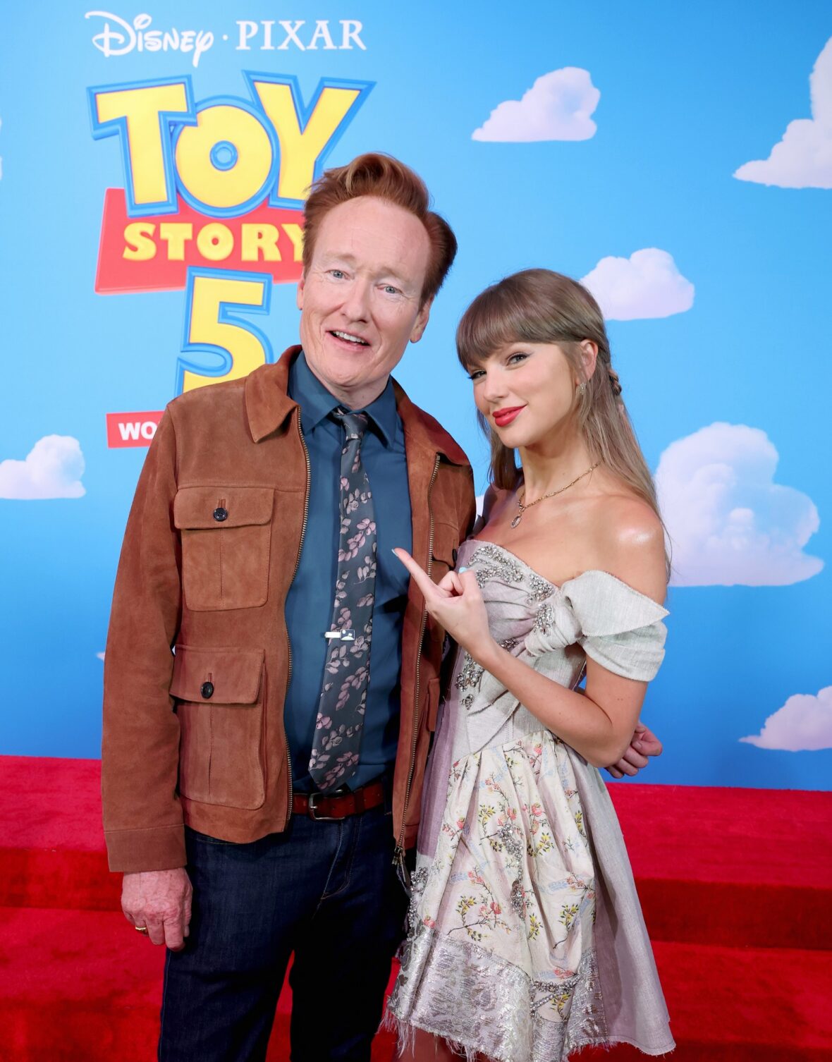 Taylor Swift e Conan O'Brien na estreia de Toy Story 5