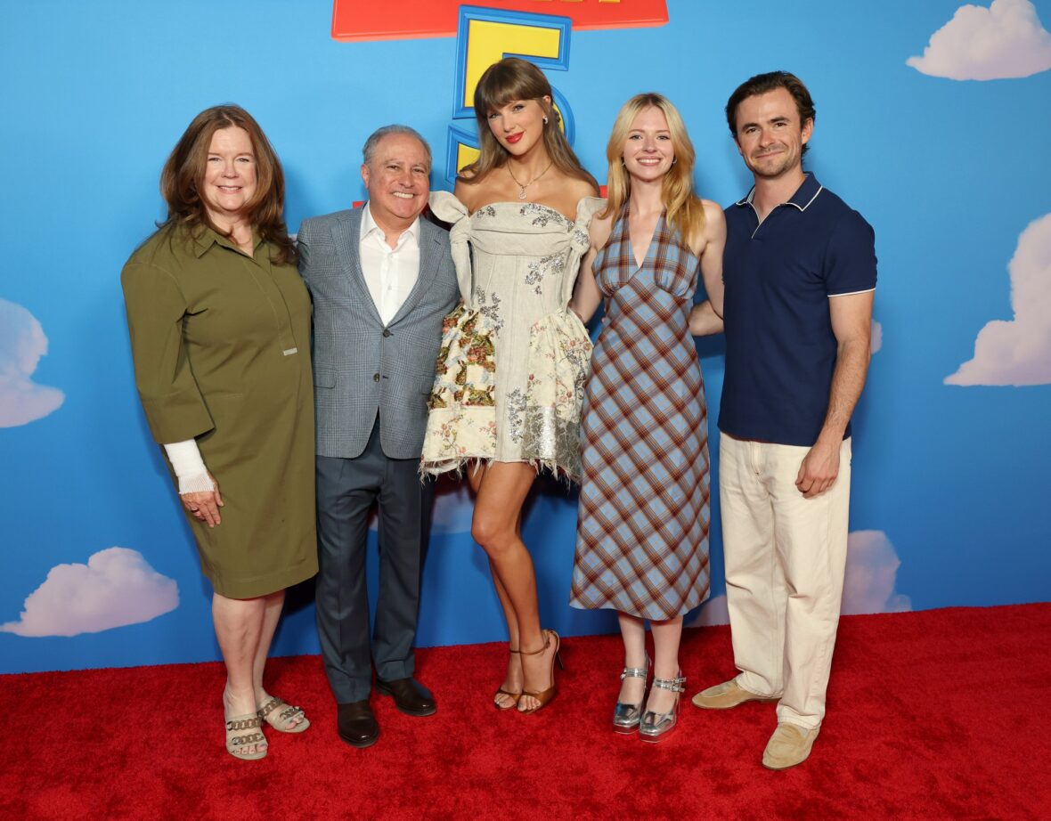 Taylor Swift com executivos da Disney na estreia de Toy Story 5