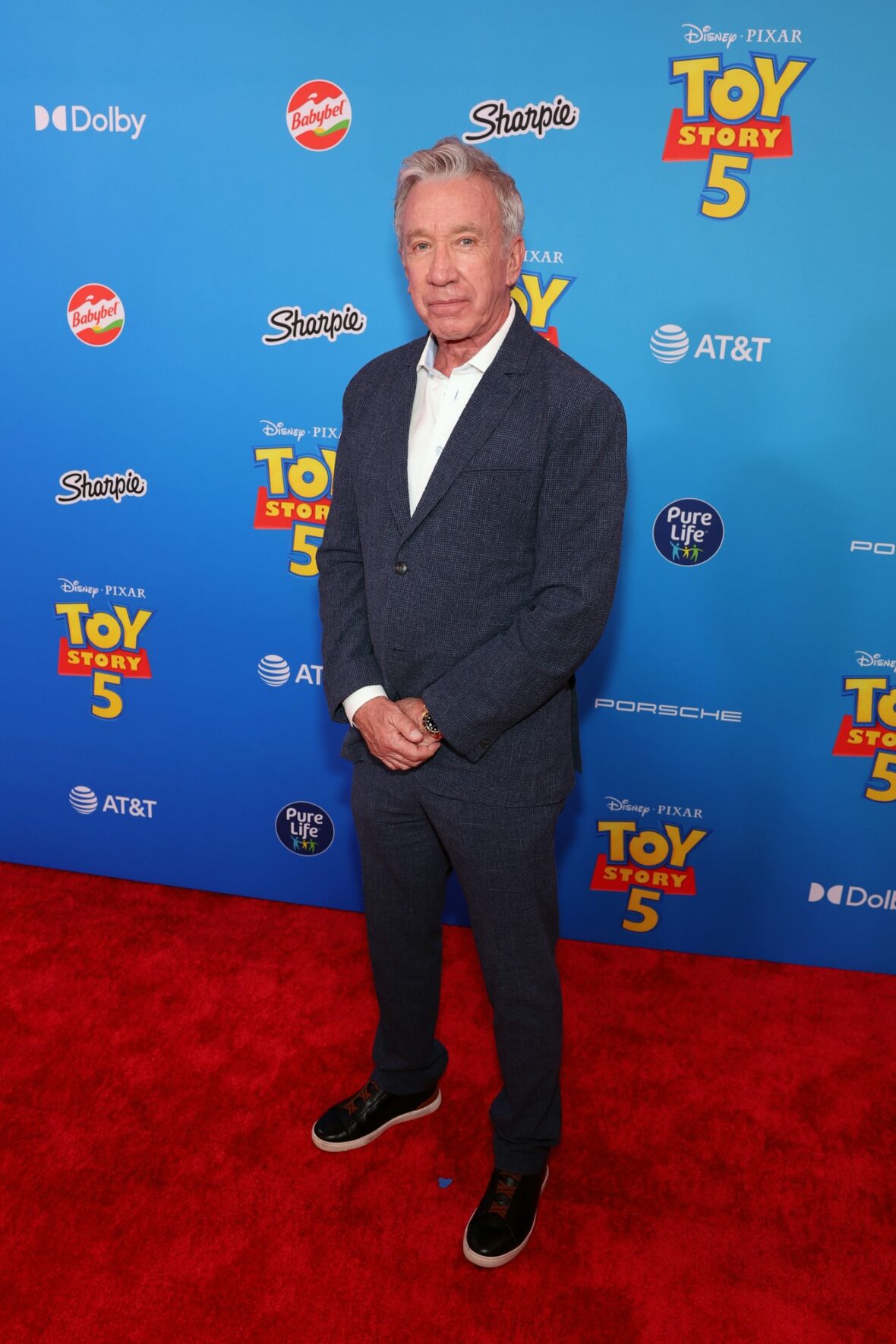 Tim Allen comparece à estreia de Toy Story 5 em Los Angeles