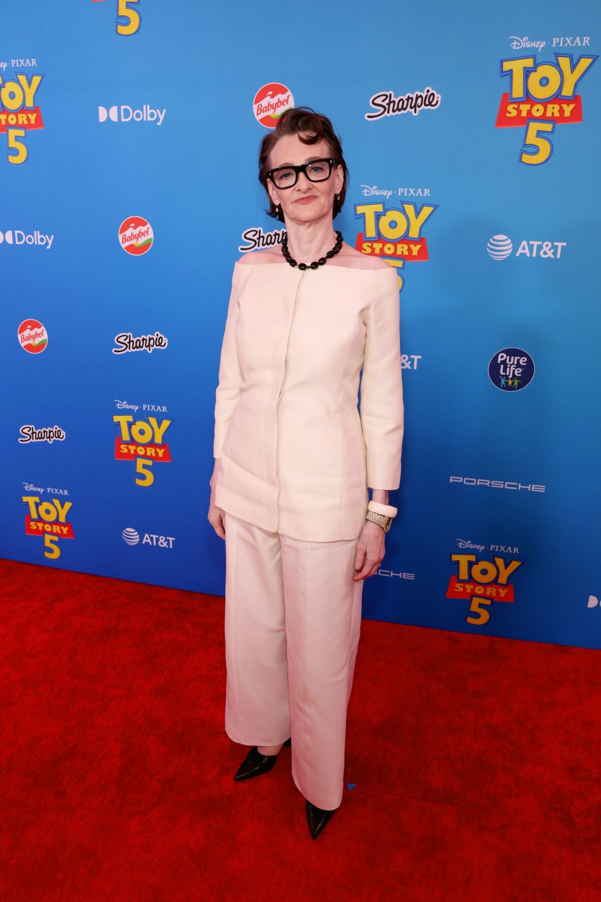 Joan Cusack comparece à estreia de Toy Story 5 em Los Angeles