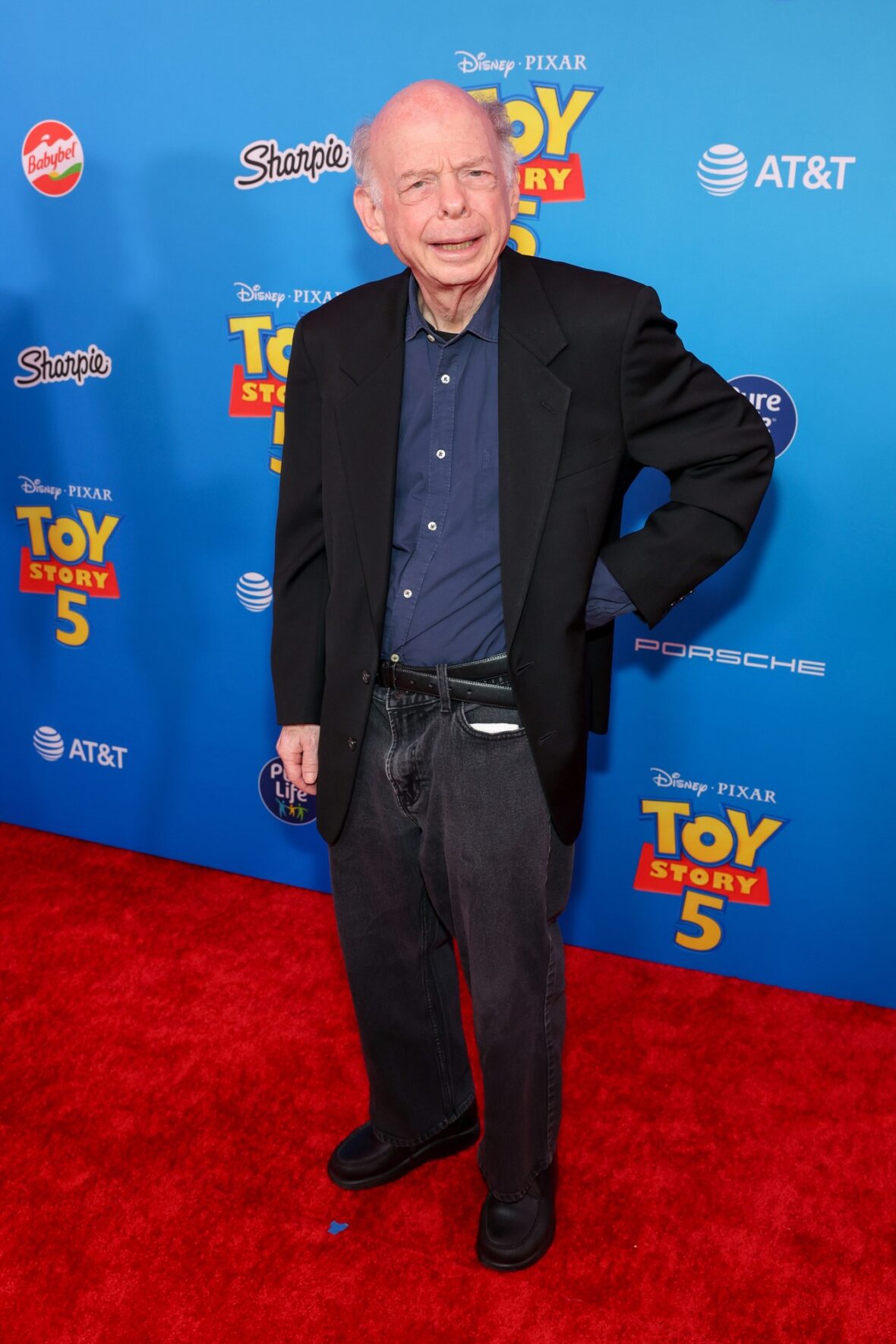 Wallace Shawn comparece à estreia de Toy Story 5 em Los Angeles