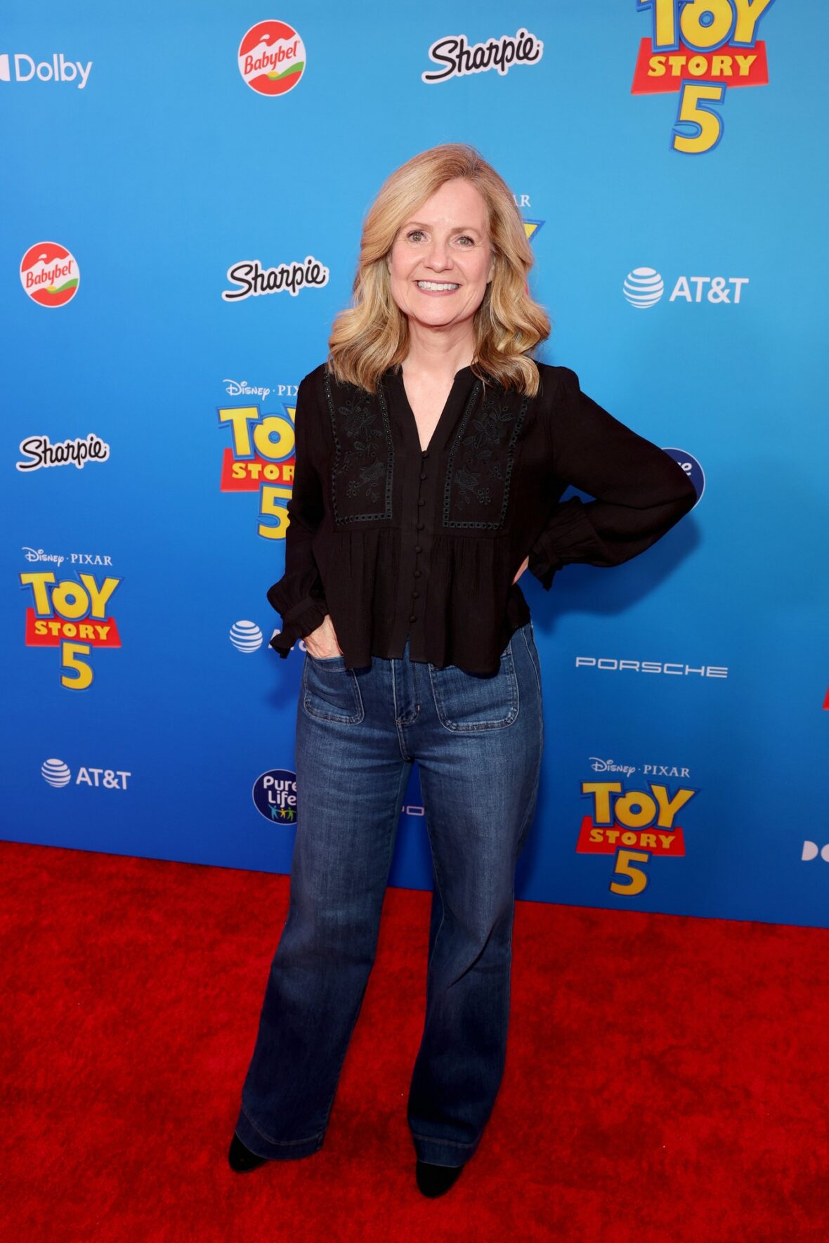 Bonnie Hunt comparece à estreia de Toy Story 5 em Los Angeles