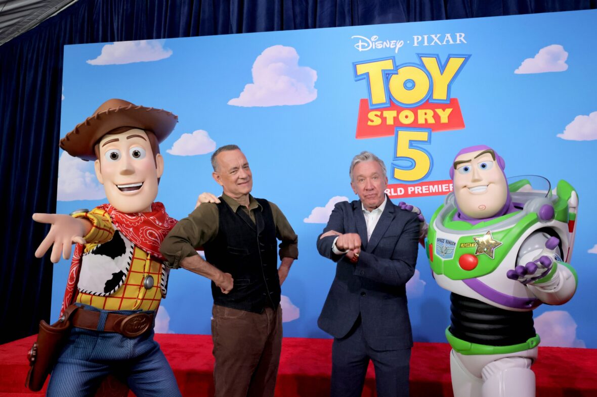 Tom Hanks e Tim Allen posam com Woody e Buzz na estreia de Toy Story 5
