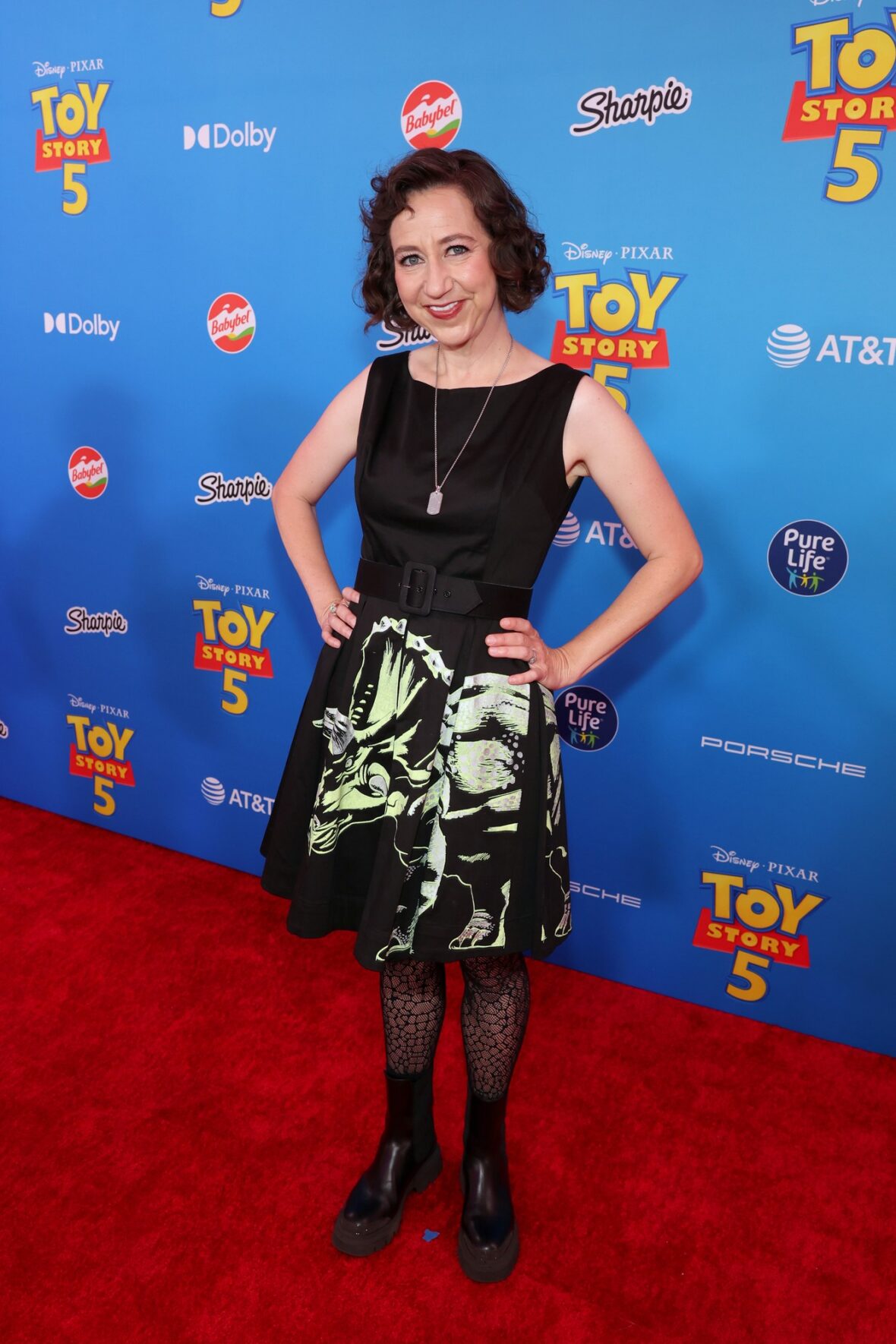 Kristen Schall comparece à estreia de Toy Story 5 em Los Angeles