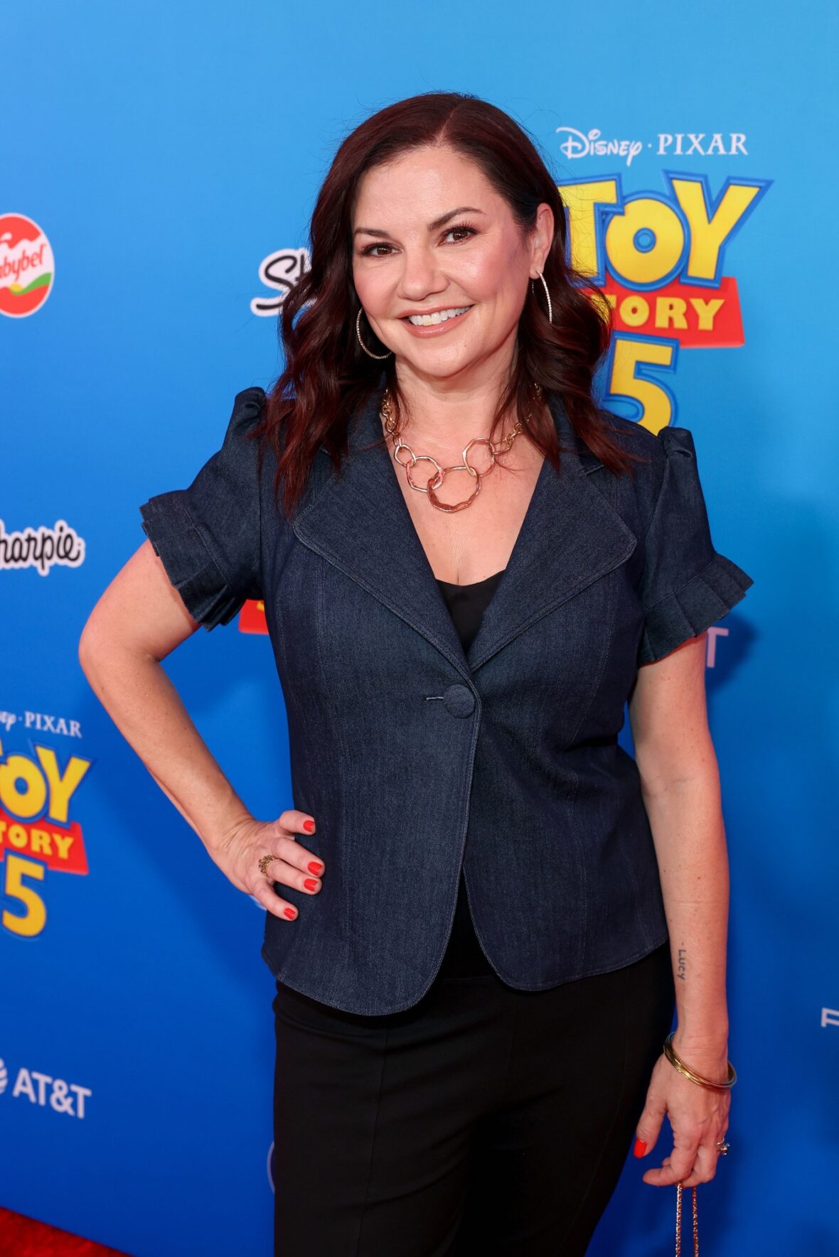 Anna Vocino comparece à estreia de Toy Story 5 em Los Angeles