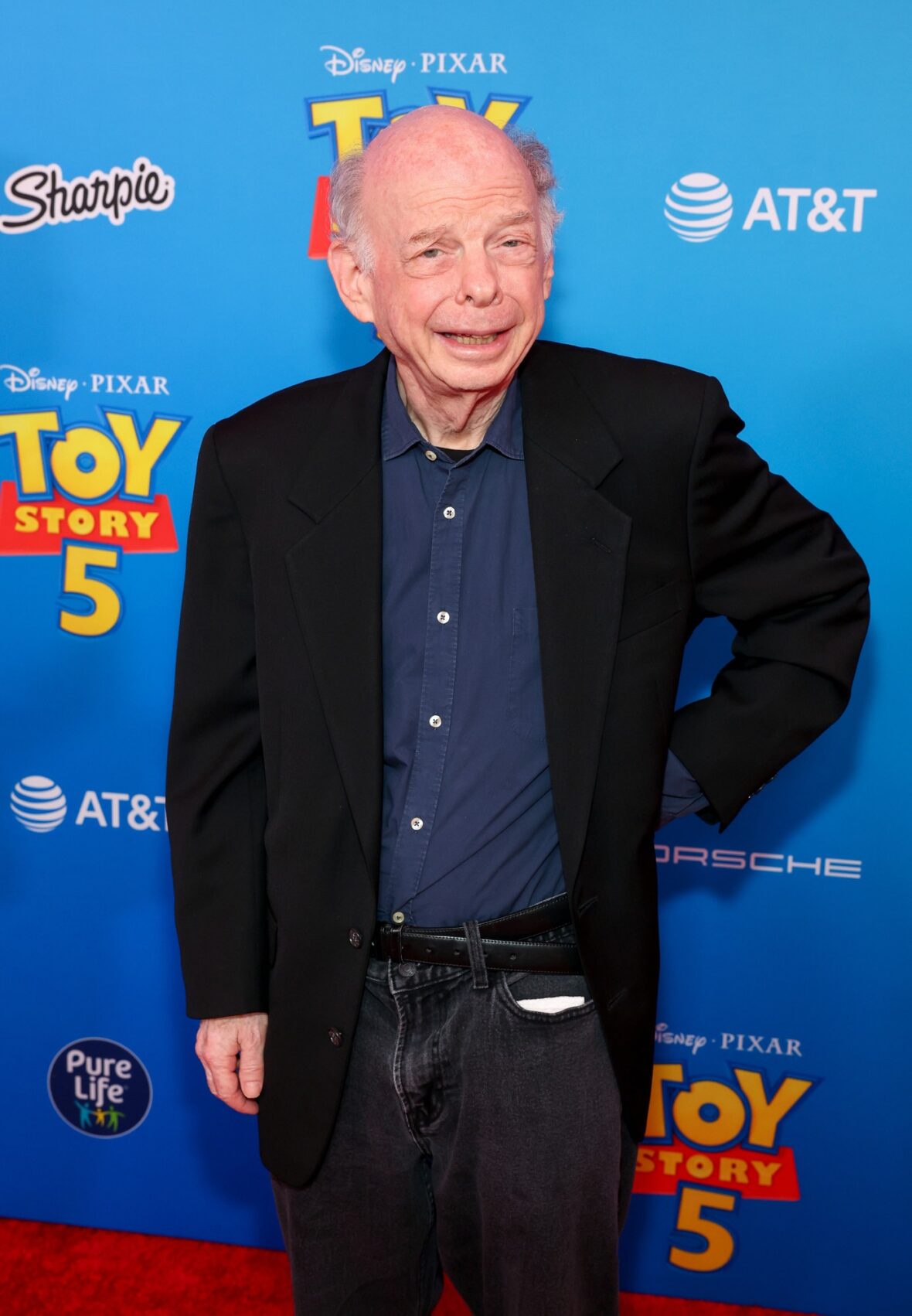 Wallace Shawn comparece à estreia de Toy Story 5 em Los Angeles