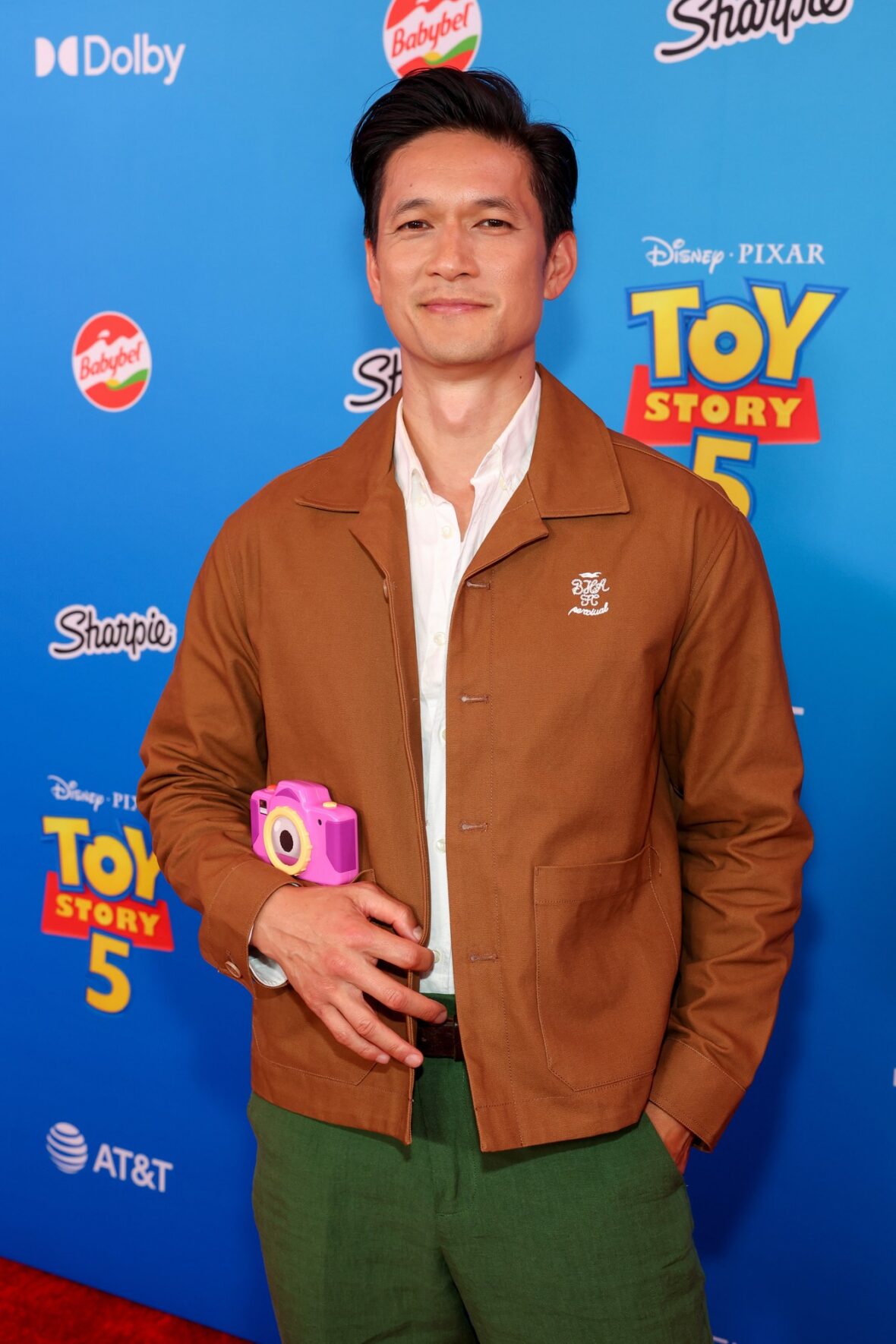 Harry Shum Jr comparece à estreia de Toy Story 5 em Los Angeles