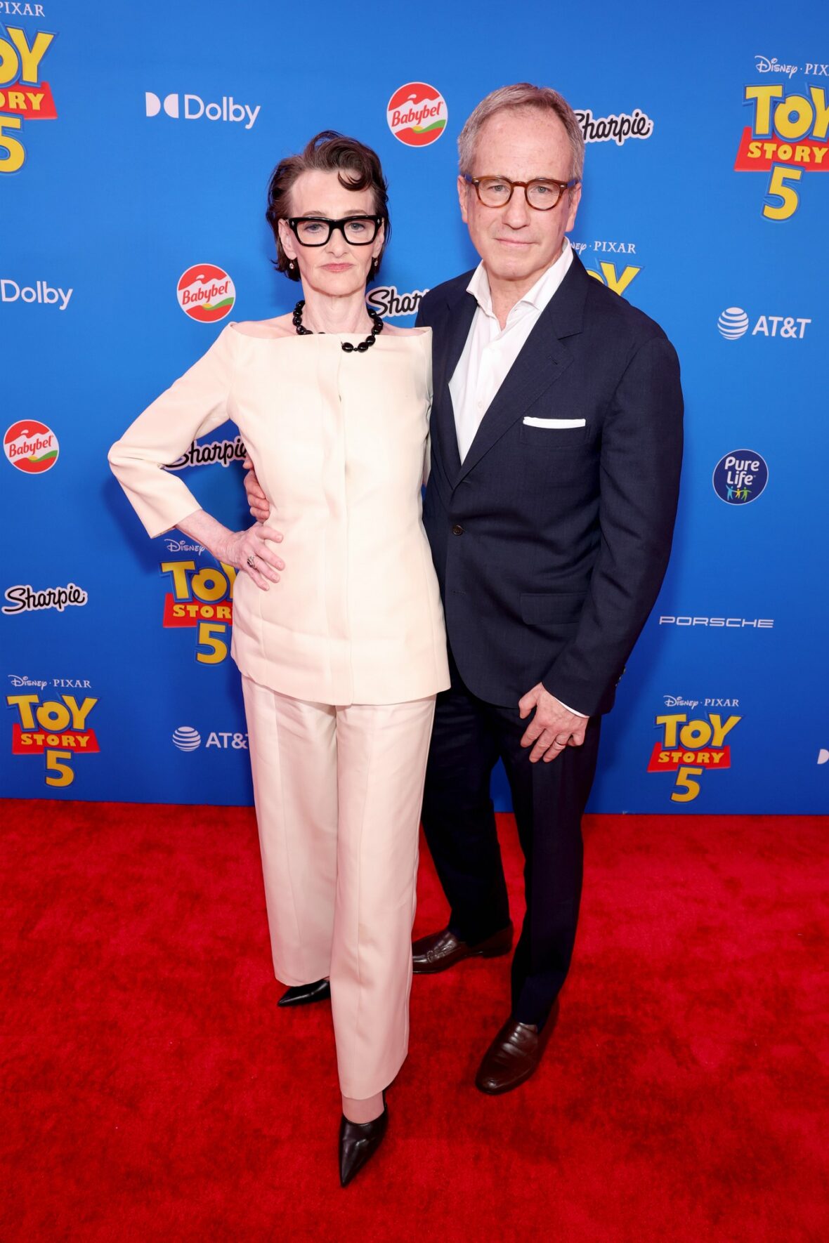 Joan Cusack e Richard Burke comparecem à estreia de Toy Story 5 em Los Angeles