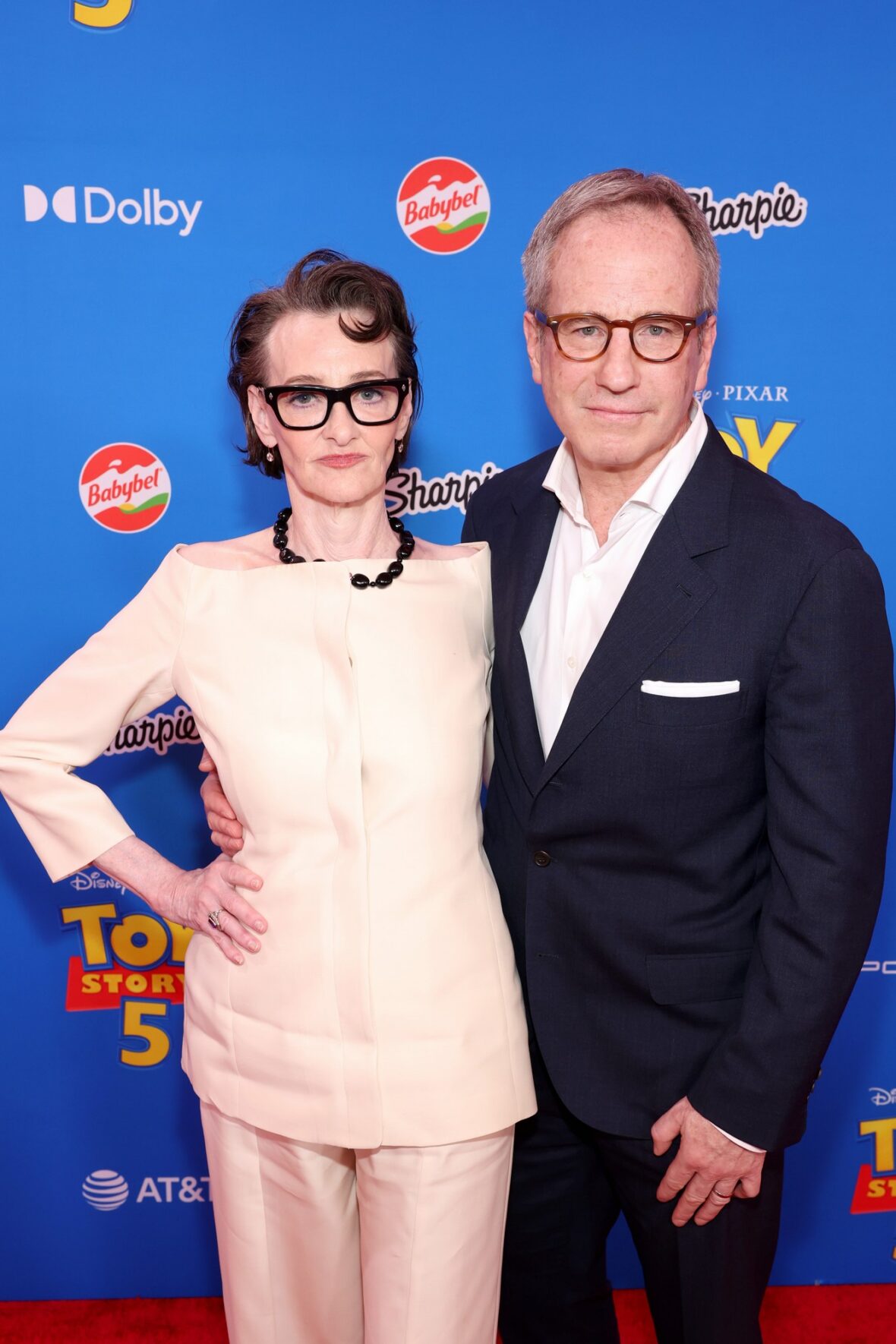 Joan Cusack e Richard Burke comparecem à estreia de Toy Story 5 em Los Angeles