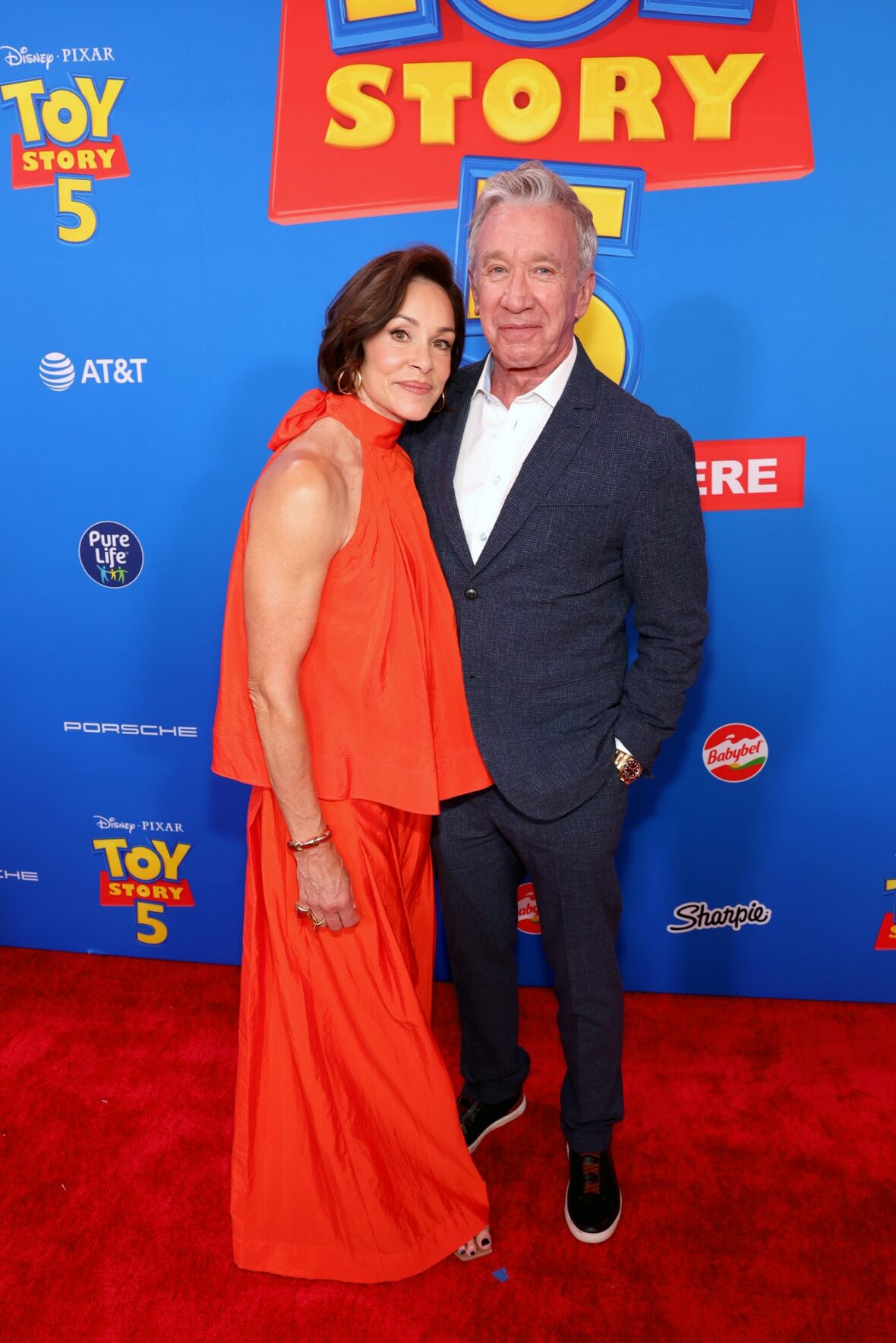 Tim Allen e Jane Hajduk comparecem à estreia de Toy Story 5 em Los Angeles
