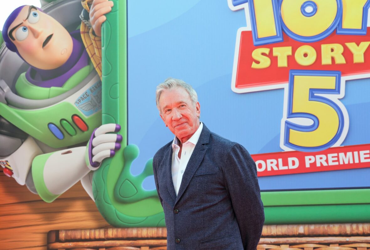 Tim Allen comparece à estreia de Toy Story 5 em Los Angeles