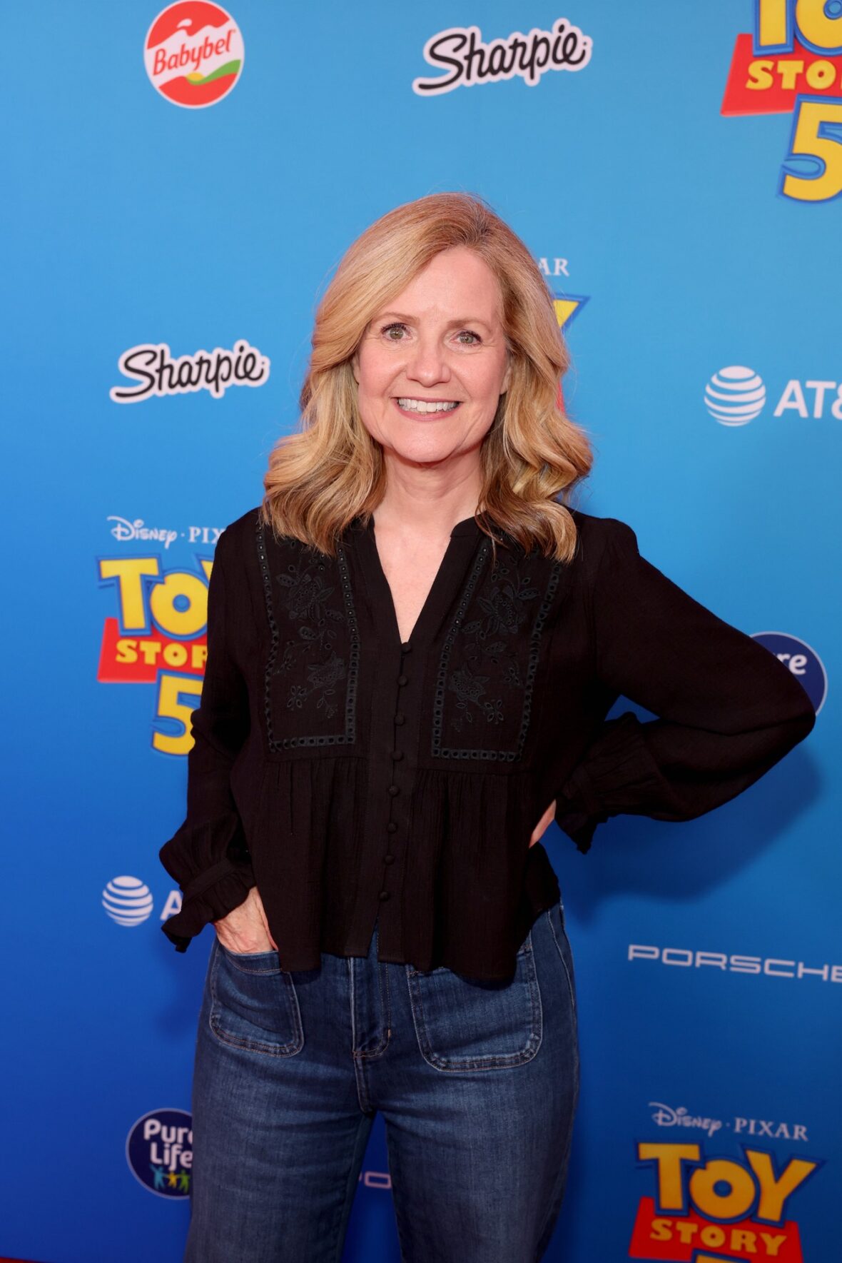 Bonnie Hunt comparece à estreia de Toy Story 5 em Los Angeles