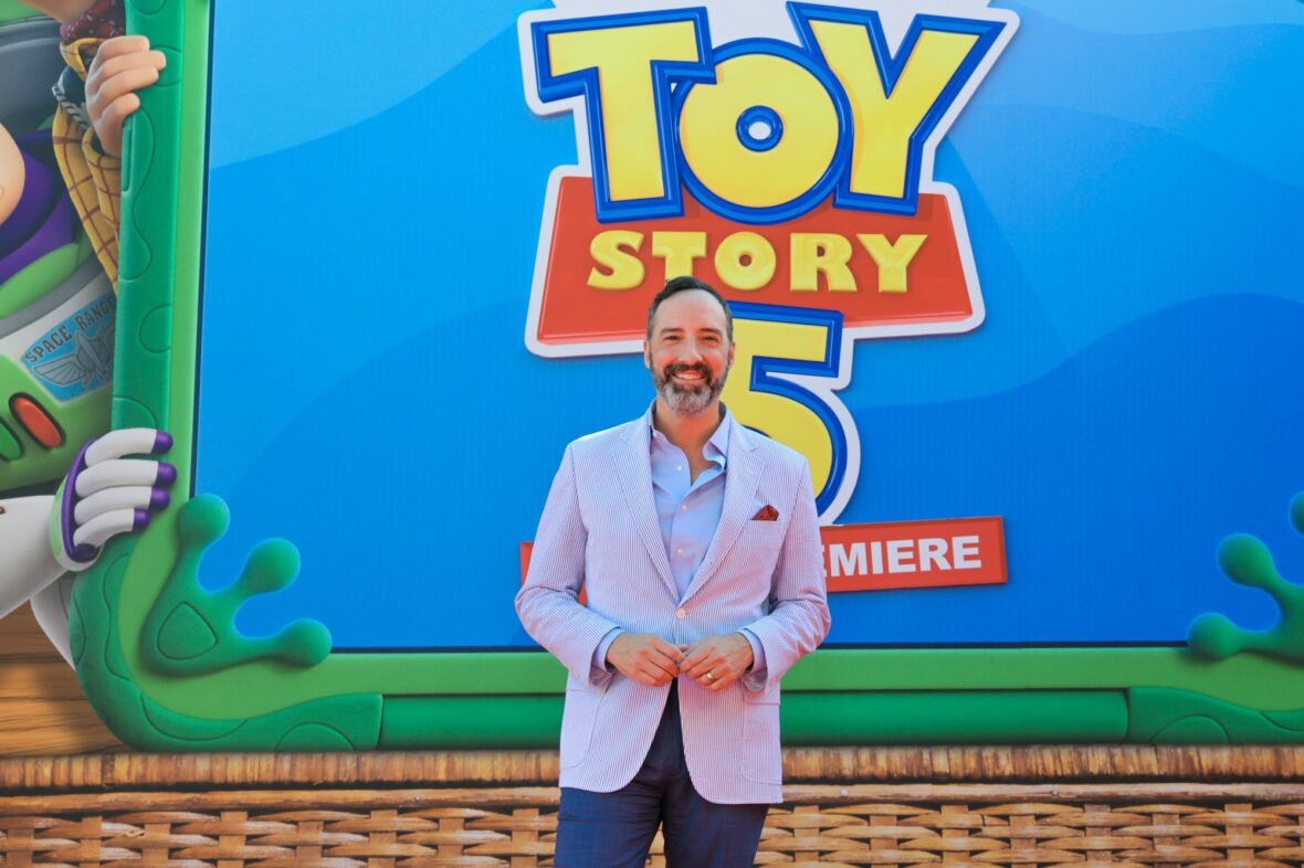 Tony Hale na estreia de Toy Story 5 em Los Angeles