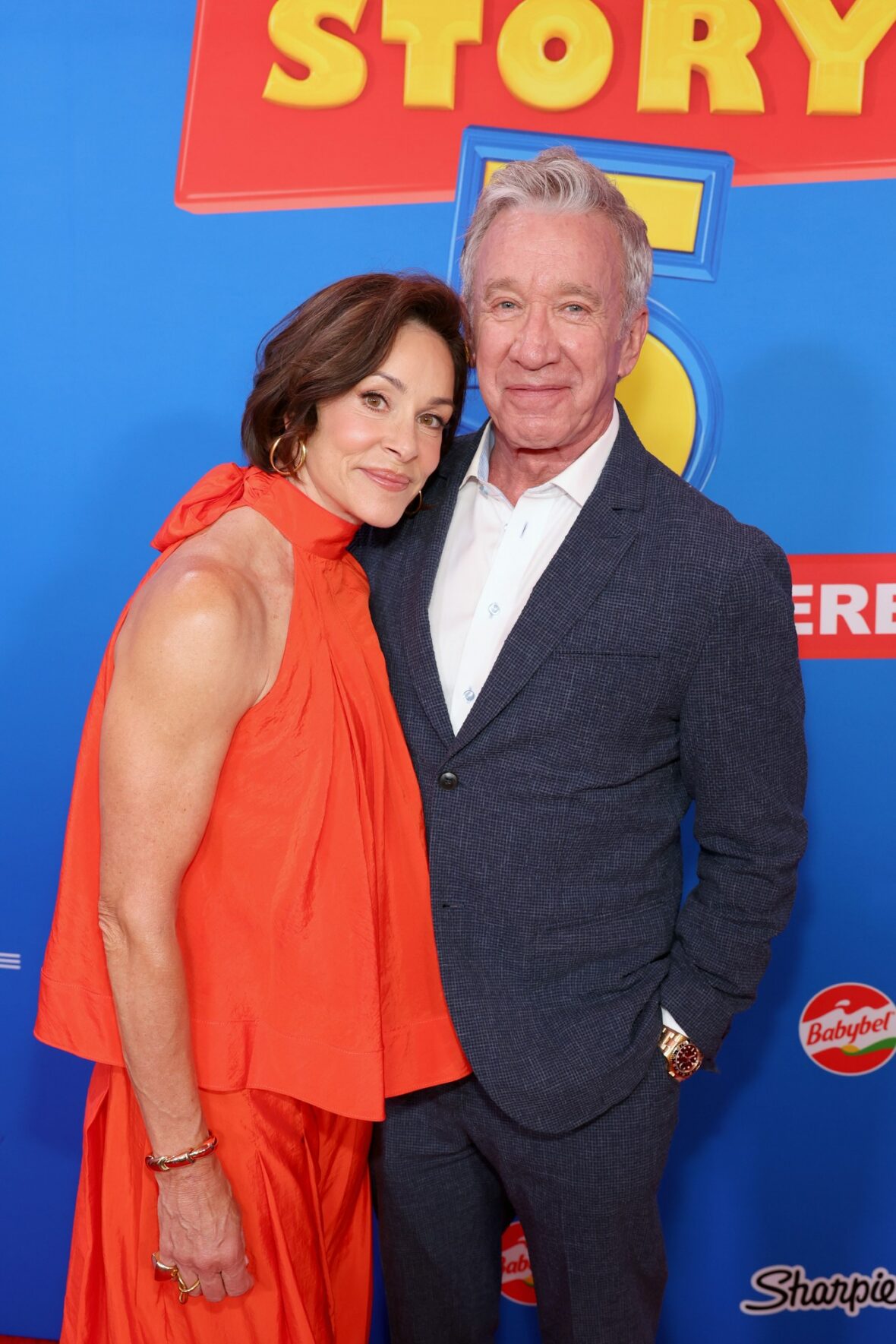 Tim Allen e Jane Hajduk comparecem à estreia de Toy Story 5 em Los Angeles
