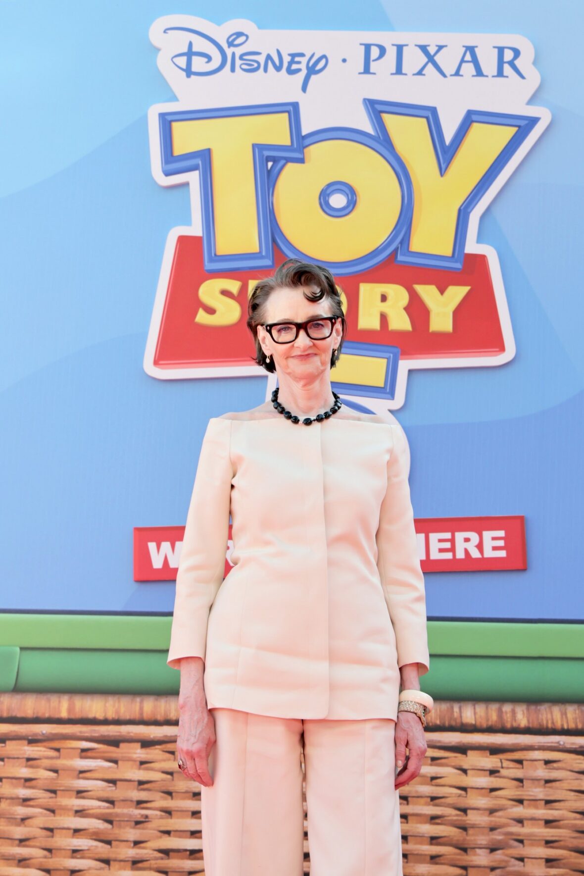 Joan Cusack comparece à estreia de Toy Story 5 em Los Angeles