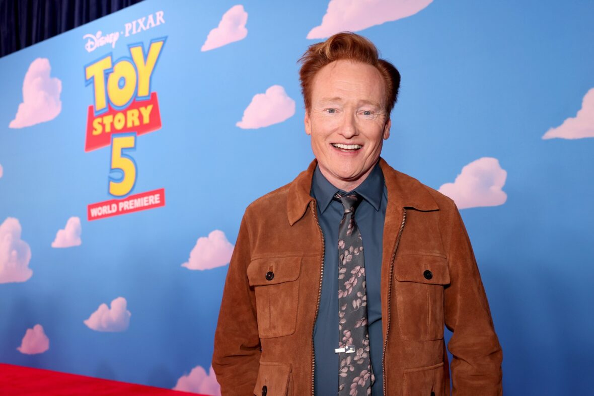 Conan O'Brien na estreia de Toy Story 5 em Los Angeles