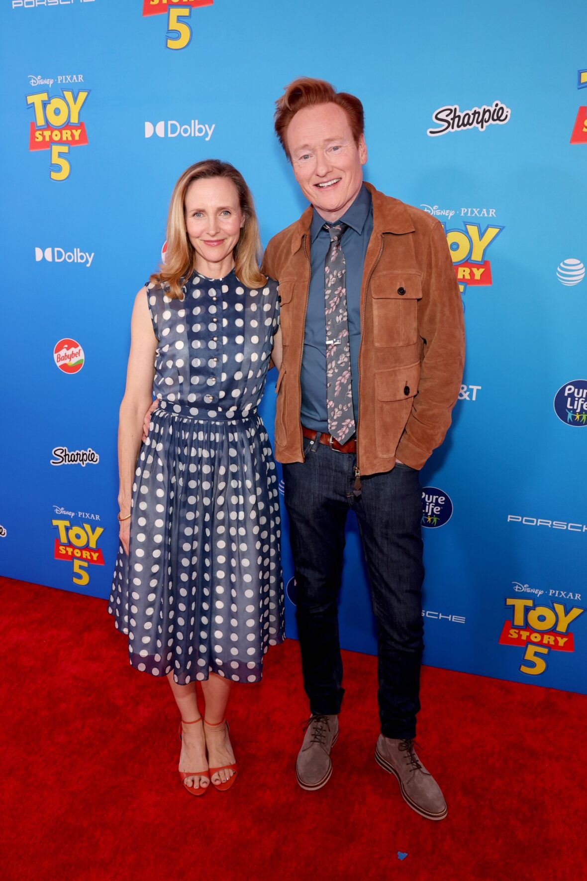 Conan O'Brien e Liza Powel O'Brien comparecem à estreia de Toy Story 5 em Los Angeles