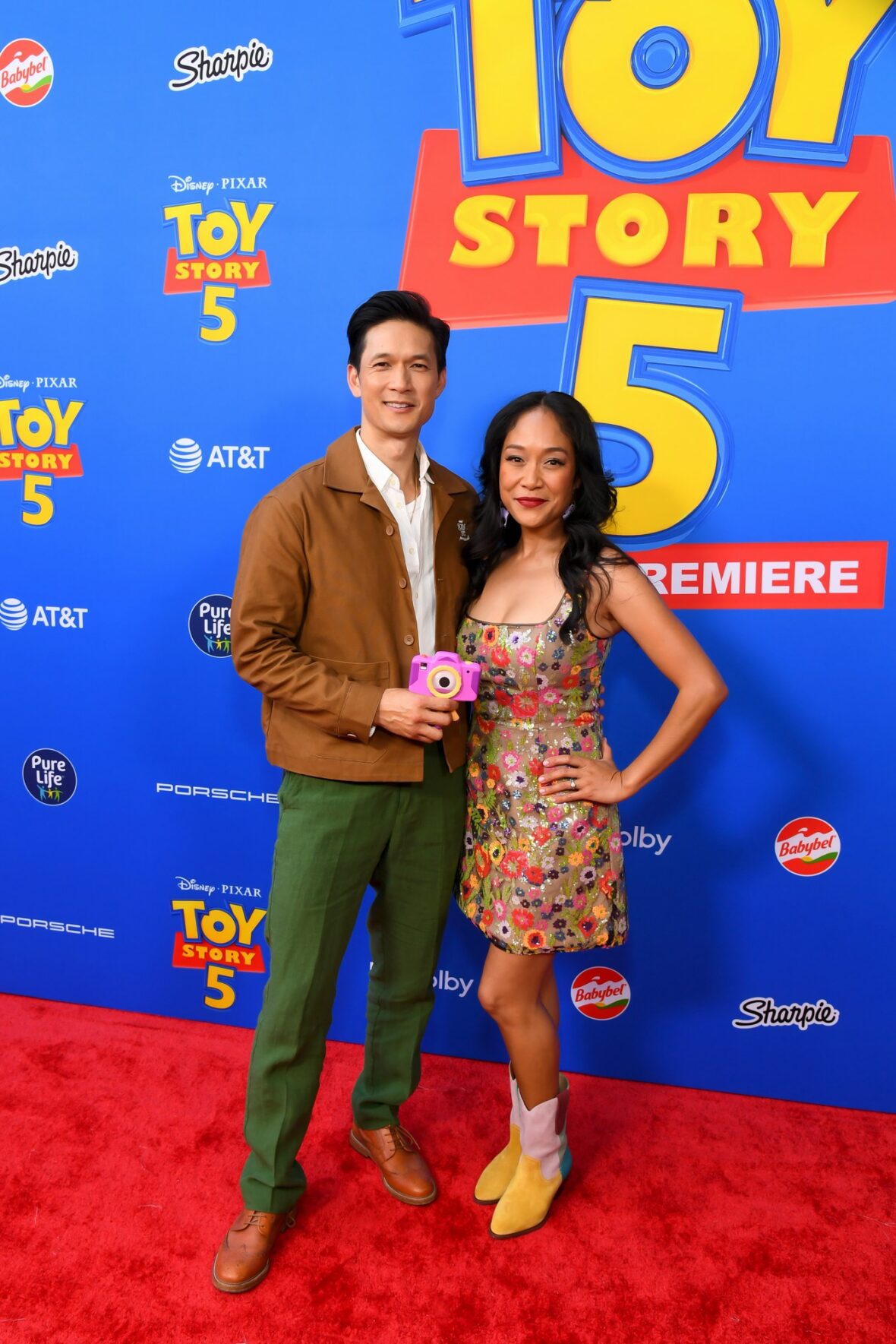 Harry Shum Jr e Shelby Rabara comparecem à estreia de Toy Story 5 em Los Angeles