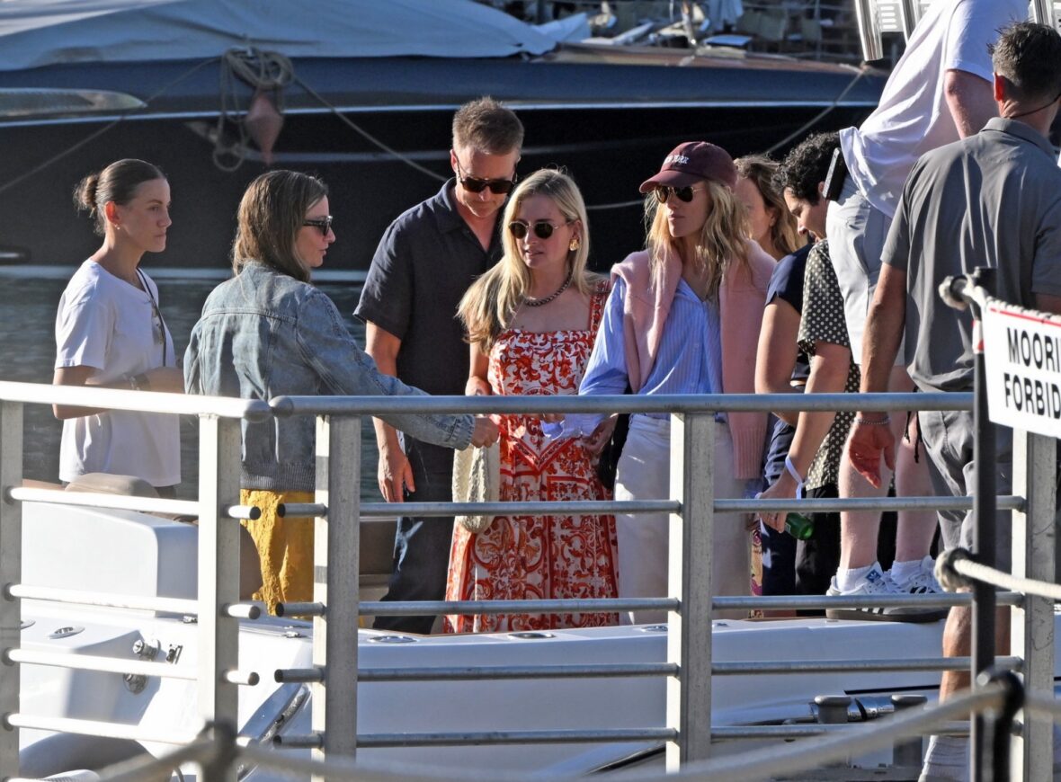 Olivia Wilde, Olivia Hamilton e Edward Norton em barco para Portofino