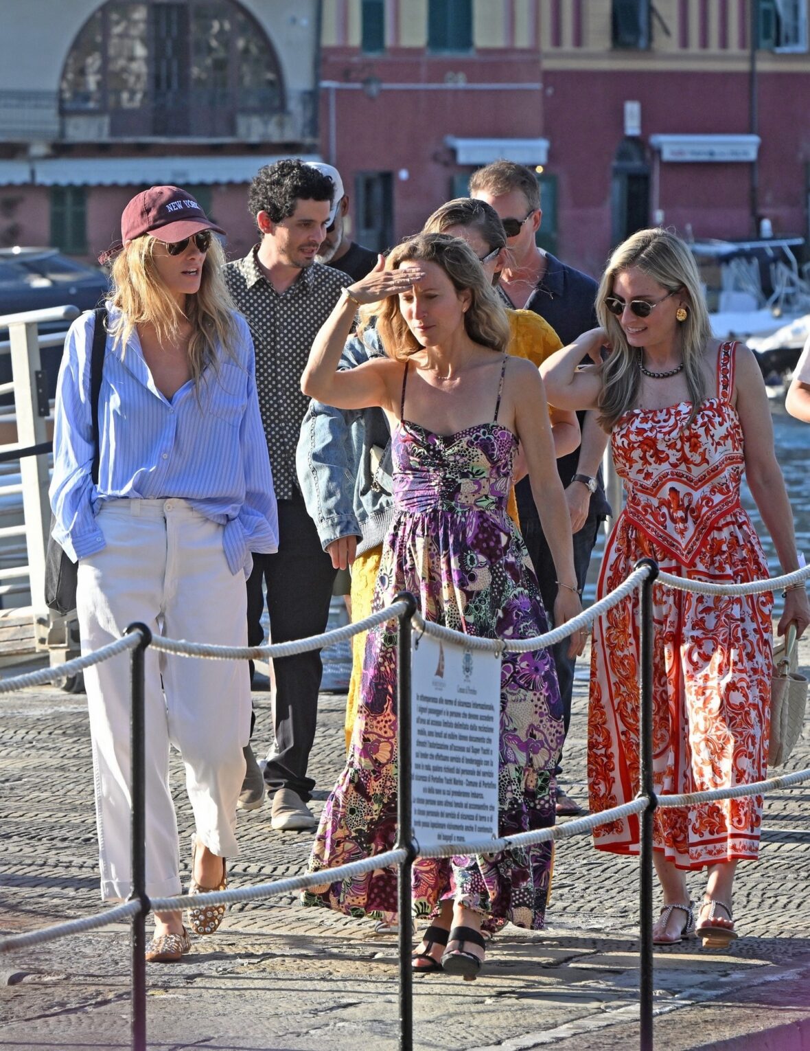 Olivia Wilde, Olivia Hamilton e Edward Norton no convés do barco