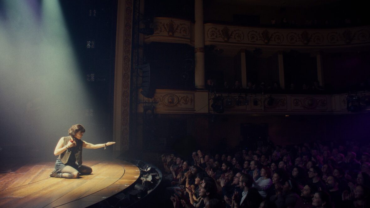 Foto profissional de Hadestown ainda com Eva Noblezada