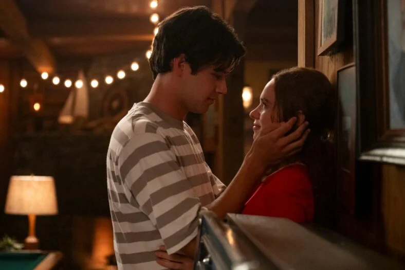 Matt Cornett e Sadie Soverall em Every Year After Season One ainda