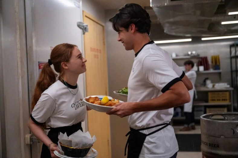 Matt Cornett e Sadie Soverall em Every Year After Season One ainda
