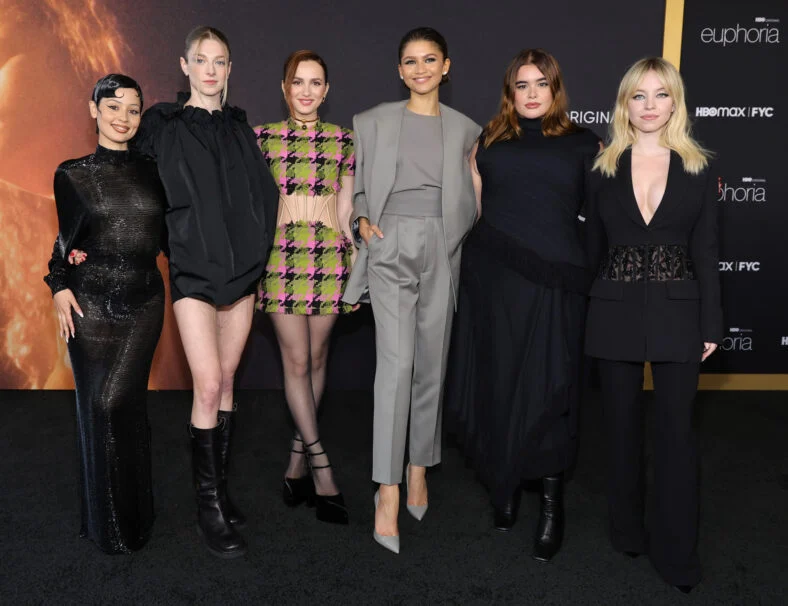 Elenco de Euphoria posa para foto juntos 