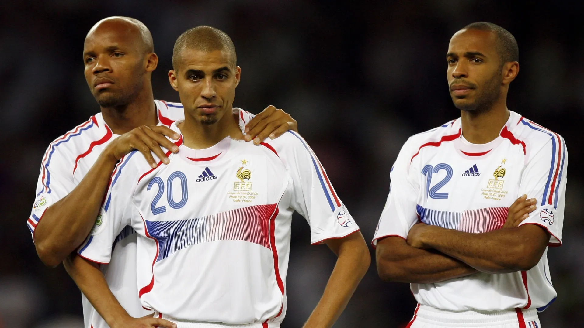 Jean-Alain Boumsong, David Trezeguet e Thierry Henry, da França, observam a derrota na final da Copa do Mundo da FIFA em 2006.