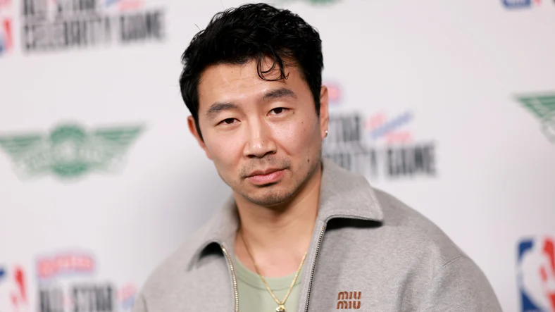 Simu Liu posa no jogo das estrelas da NBA