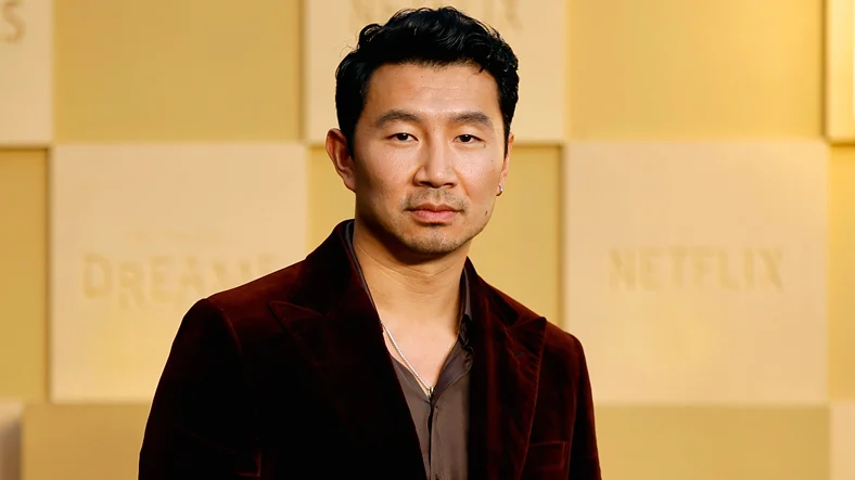 Simu Liu comparece à estreia de In Your Dreams
