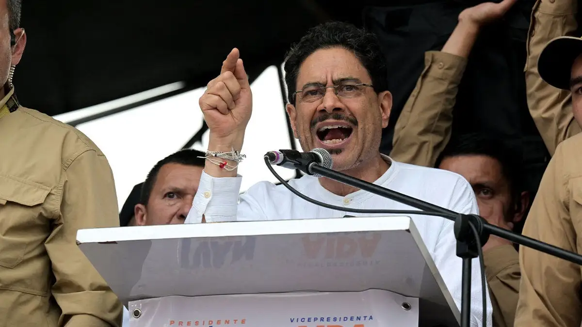 Ivan Cepeda standing at a podium speaking during a campaign rally
