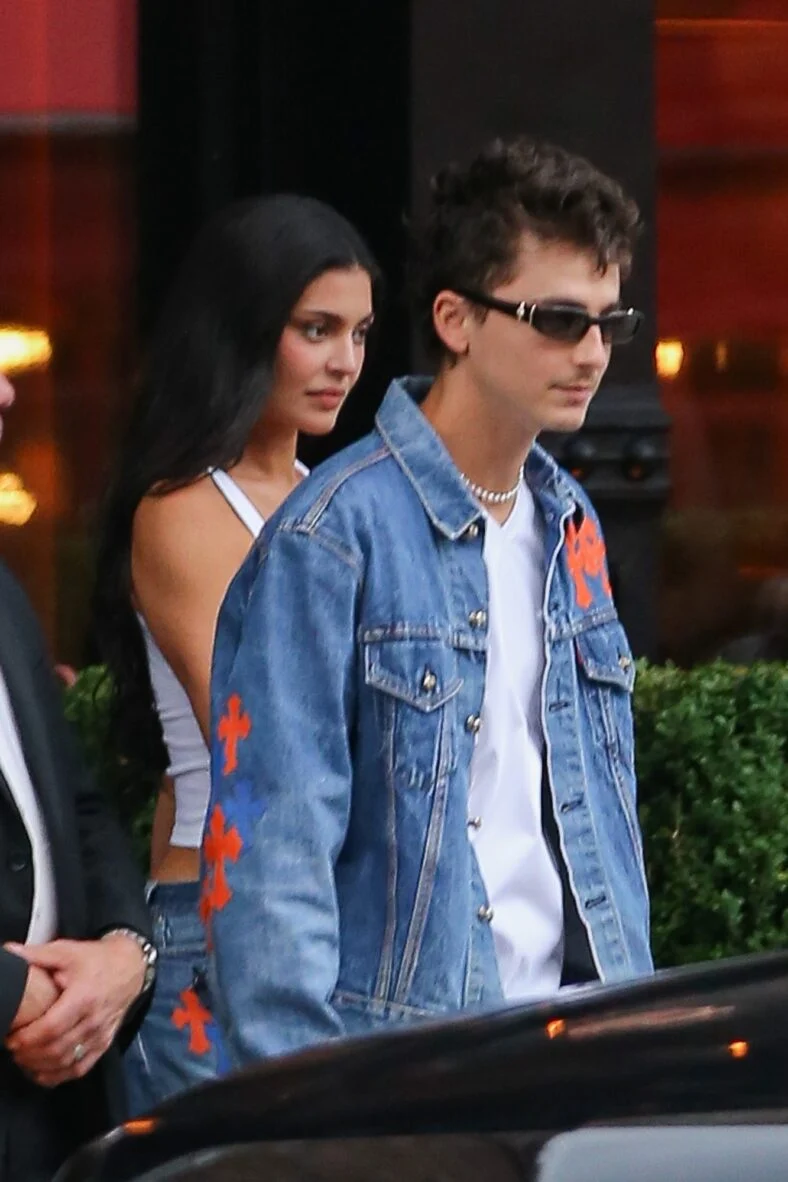 Kylie Jenner e Timothee Chalamet vão para o jogo 4