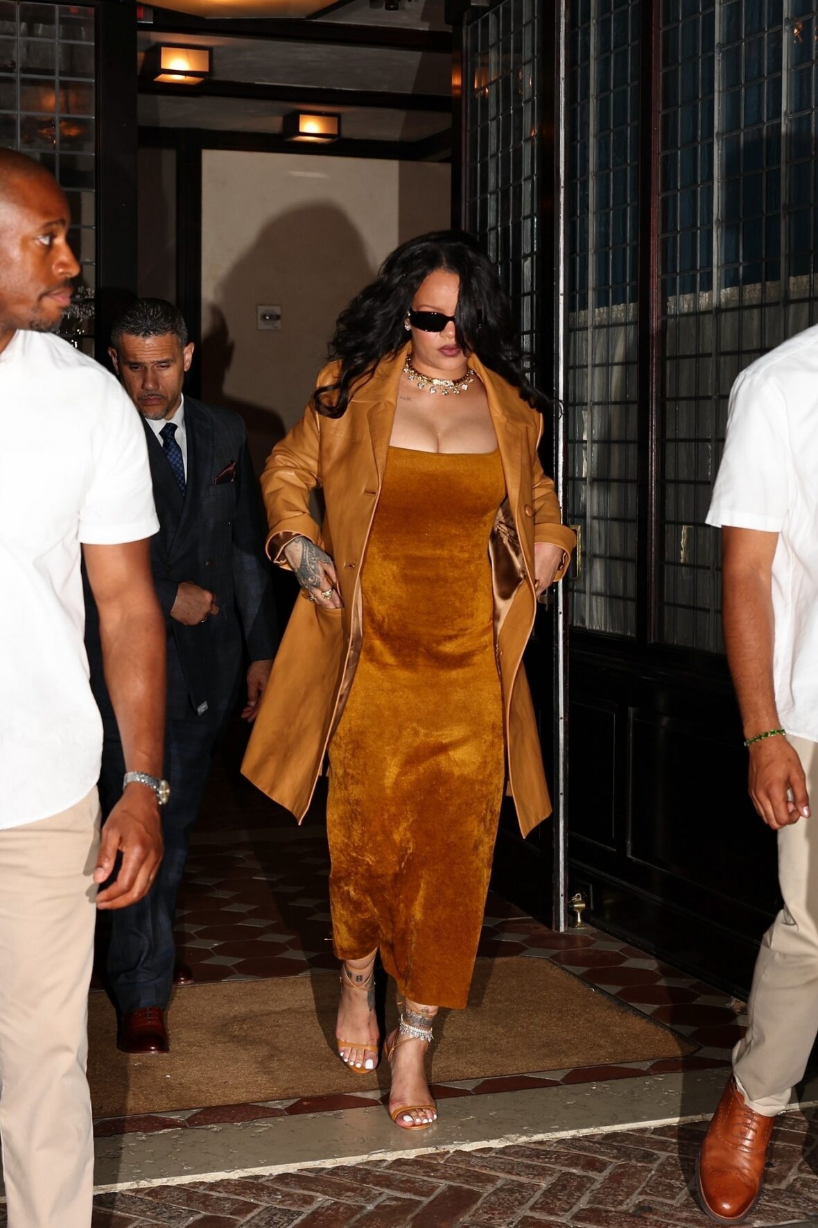 Rihanna com vestido justo de veludo cor mostarda