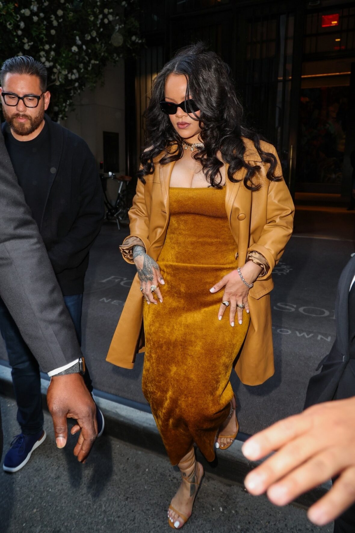 Rihanna com vestido justo de veludo cor mostarda