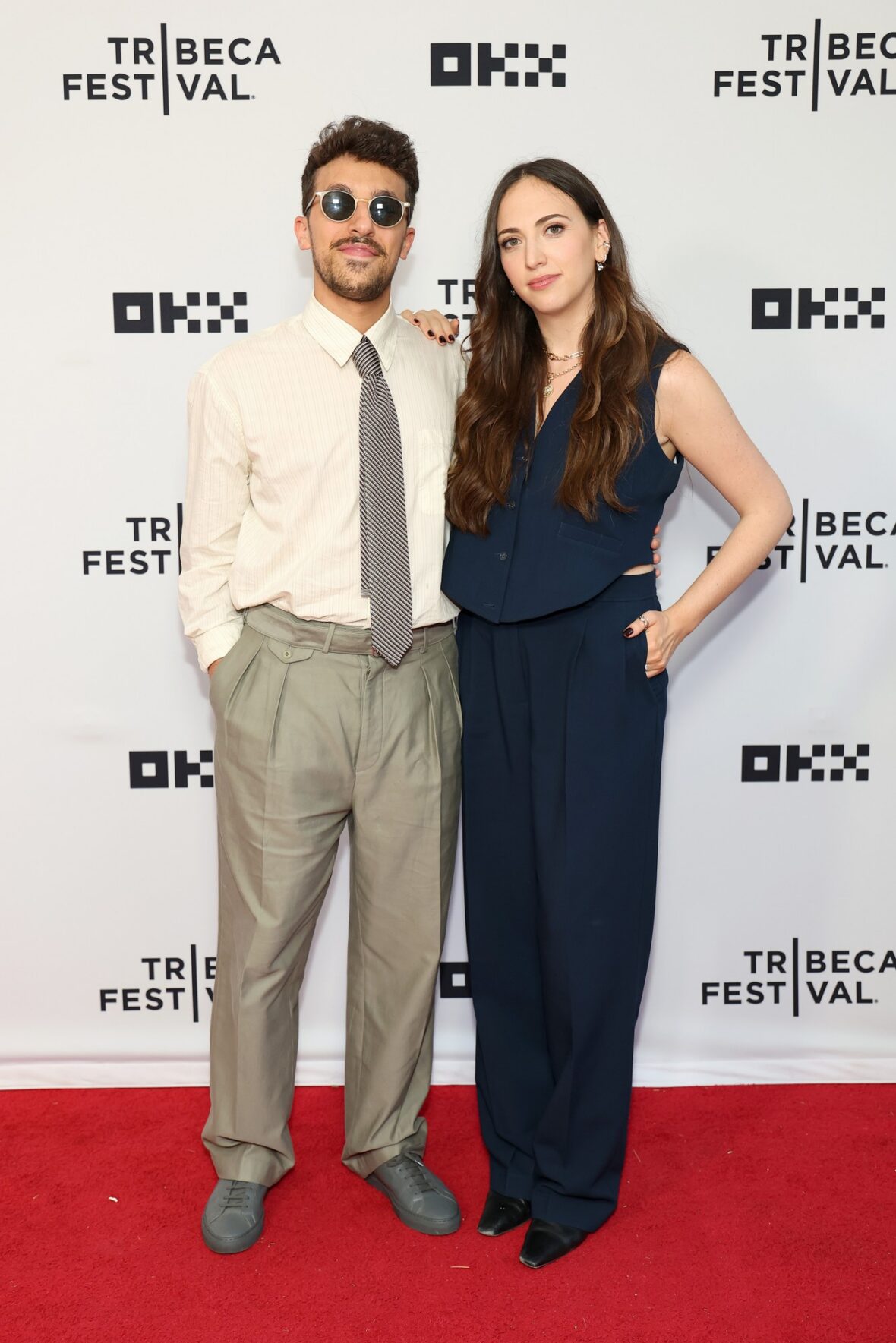 os criadores Ben Kronengold e Rebecca Shaw na estreia de Adultos durante o Tribeca Film Festival