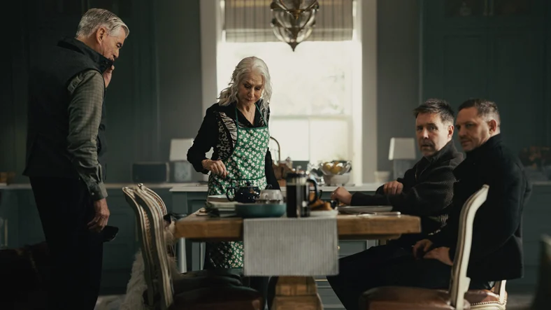 Helen Mirren e Tom Hardy na primeira temporada de MobLand ainda
