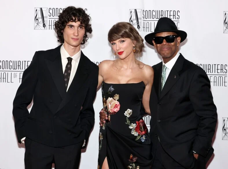 Sombr, Taylor Swift e Jimmy Jam na gala de indução e premiação do Songwriters Hall of Fame