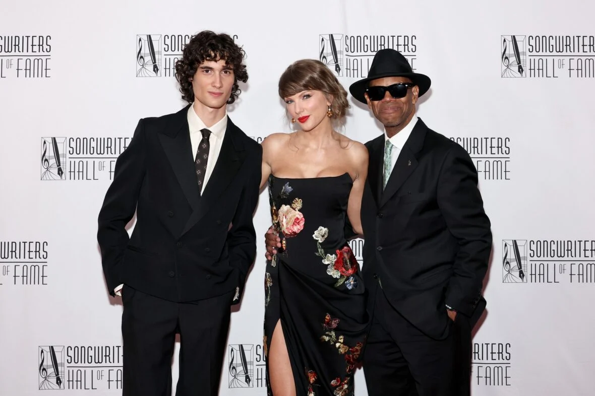 Sombr, Taylor Swift e Jimmy Jam na gala de indução e premiação do Songwriters Hall of Fame de 2026