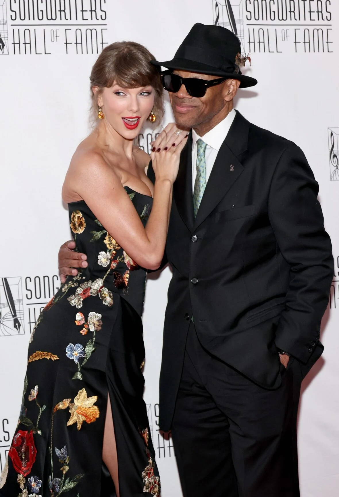 Taylor Swift e Jimmy Jam na gala de indução e premiação do Songwriters Hall of Fame de 2026
