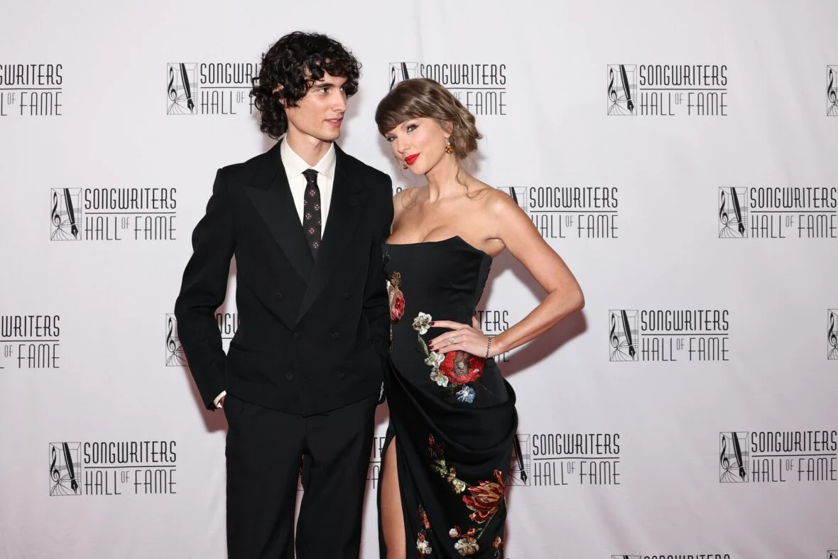 Sombr e Taylor Swift na gala de indução e premiação do Songwriters Hall of Fame de 2026