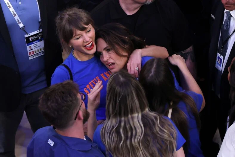Taylor Swift e Mariska Hargitay nas finais da NBA