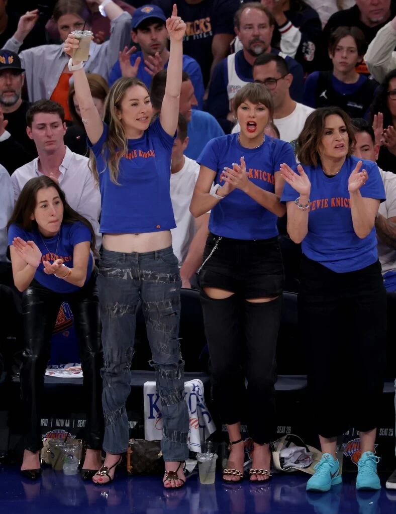 Alana Haim, Este Haim, Taylor Swift e Mariska Hargitay torcendo na quadra durante as finais da NBA